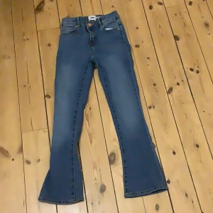 Blå jeans med flare från 157 - Snygga blå jeans med flare från 157. De har en klassisk femficksdesign och knappgylf. 