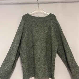 Grön stickad tröja från Vero Moda - Heej! Jag säljer denna gröna stickde tröjan från Vero Moda i storlek S. Jag tycker att storleken stämmer bra. Säljer den eftersom att jag inte använder tröjan längre. Den är lite nopprig då den är använd, men inte på länge. Annars i fint skick. Nypris var 250kr men jag säljer nu tröjan för 130kr. Skriv gärna om ni har några frågor om pris eller annat!💞
