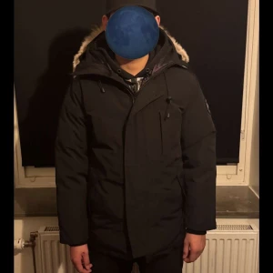 Canada Goose chateau parka - Hej säljer min Canda goose chateau parka Jacka som är jätte skön och varm. har använt jackan max 3 gånger utan ngn skada eller fläcka skick 10/10 . Säljer jackan pågrund av att jag tänker köpa en annan jacka. Kom gärna med prisförslag😁