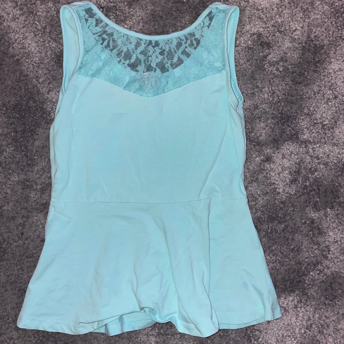 Ljusblå ärmlös topp med spetsdetaljer