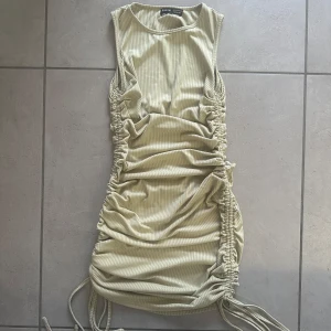 Ljusgrön veckad miniklänning - En skitsnygg ljusgrön, veckad miniklänning från shein. Längden på klänningen går att justera genom att antingen spänna banden mer eller göra de lösare.