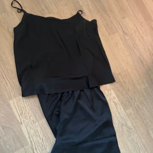 Pyjamas set i Satin - Ett otroligt lyxigt pyjamas set i Satin. Ett linne och byxor till. Oansvända med lapparna kvar. 