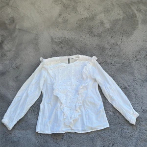 Vit blus från Zara storlek: 152 - Säljer en vit blus från Zaras barnavdelning, den är i mycket bra skick inga tecken på användning🩷 Har använt endast en gång och säljer för den är för liten💕