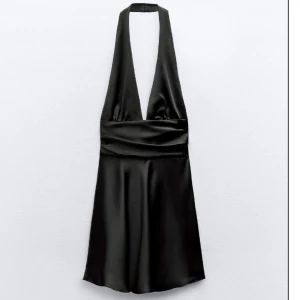 Zara klänning - Säljer denna svarta miniklänningen med halterneck från Zara. Använd 1 gång. Orginalpris 379kr😚