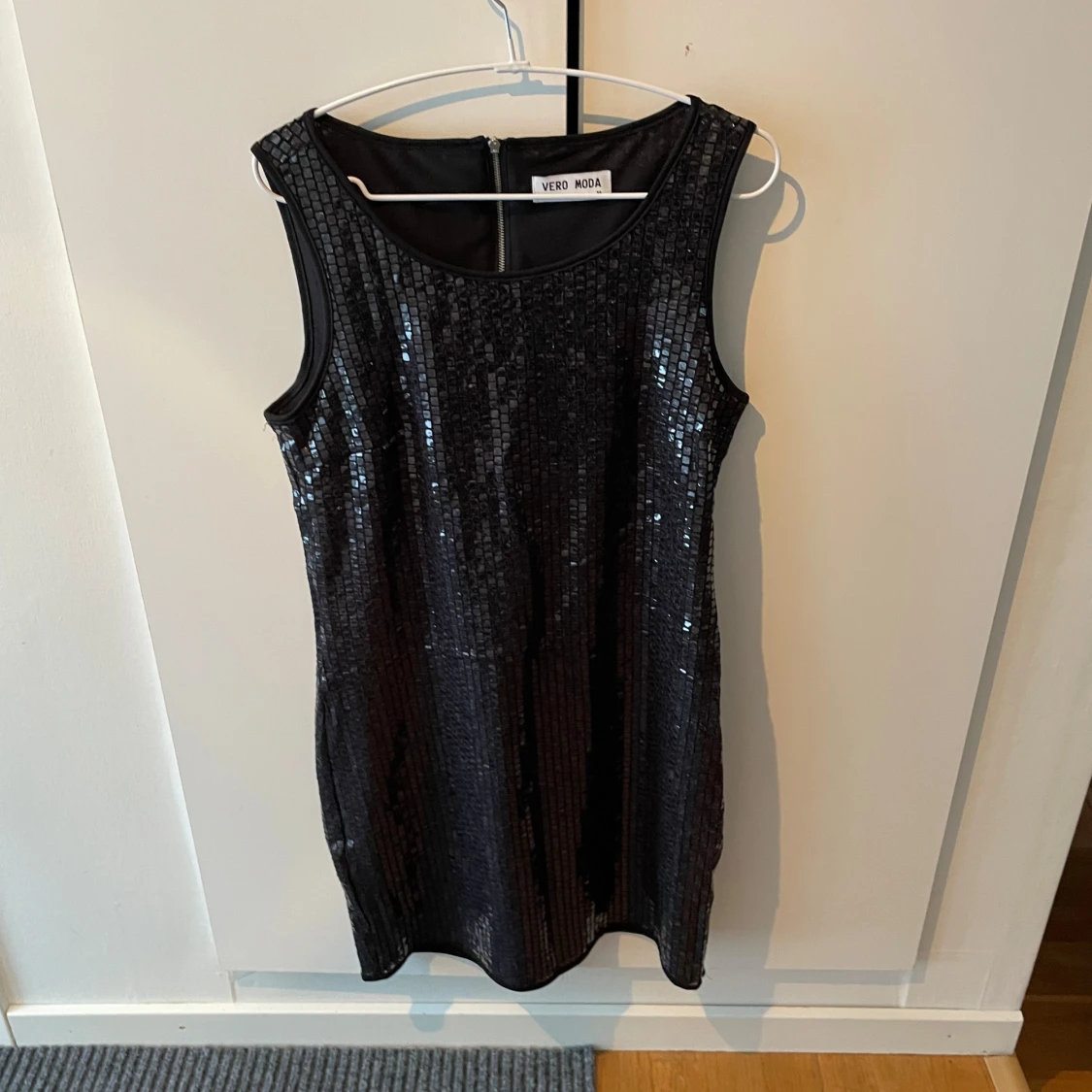 Svart glittrig klänning från Vero Moda