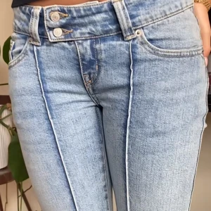 Ljusblå bootcut jeans - Kan diskutera priset vid snabb affär, de är helt slutsålda på hemsidan och är i storlek xs full length💗