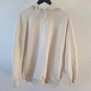 Beige/benvit hoodie från Chiquelle - Säljer en mysig beige hoodie från Chiquelle i storlek small. Den har en klassisk design med dragsko i huvan och ribbade muddar vid ärmslut och nederkant. Perfekt för en avslappnad stil.