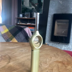 Helt ny, plus det är riktigt guld - När jag köpte den kosta den 50kr, och nu ska jag sälja den för 25kr 50% rabatt. OBS FARLIGT ATT ANVÄNDA OM DU ÄR BARN