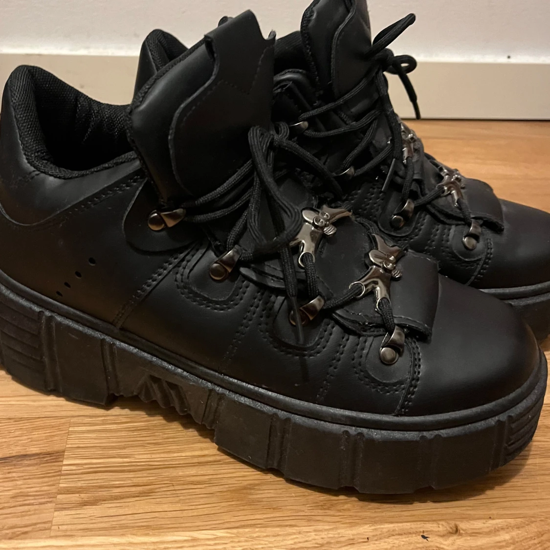 Svarta boots med dödskalle-detaljer - 90