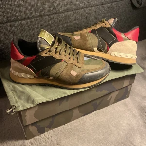 Valentino rockrunners - Säljer dessa valentino rockrunners som är väldigt använda men i bra skick! Man får med box, 2 st dustbags och extra snören! Dem är 100% äkta! Det är bara att skriva vid minsta lilla fundering! 