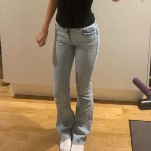 Blåa utsvängda jeans - Snygga ljusblå bootcut jeans. Jeansen är midwaist, skriv för fler bilder. Jeansen är helt slutsålda.