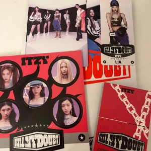 ITZY - Kill My Doubt Album - Säljer albumet 'Kill My Doubt' av ITZY. Innehåller flera bilder och en affisch med medlemmarna i olika outfits. Perfekt för fans av gruppen! PC och kort är ej inkluderad.