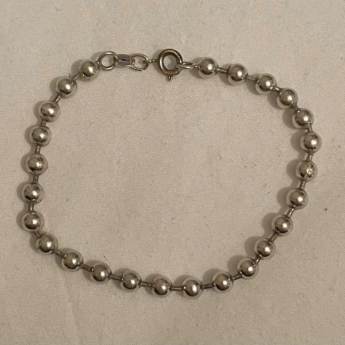 Silverfärgat armband med kulor