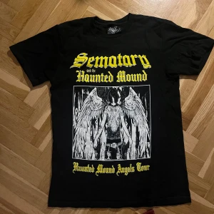 sematary haunted mound merch - svart sematary t-shirt från hans eu turné. Köpt i köpenhamn på hans spelning på pumpehuset. Saknar några stygn där bak (kolla bild) men annars i väldigt bra skick. Skicka gärna bud!