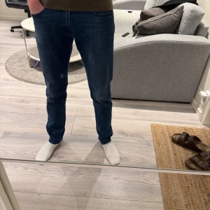 Blå Replay Anbass  - Snygga blå jeans från Replay i modellen Anbass. Knappt använda, köpta för 3 månader sen för 1400. Ej några defekter. (182, 64KG) 
