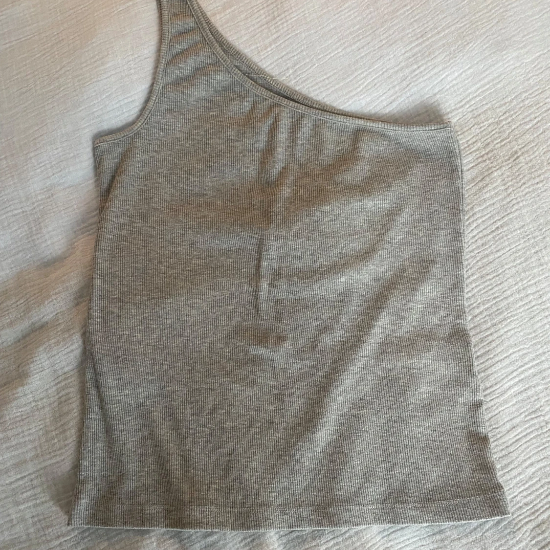 Grå oneshoulder topp från Junkyard