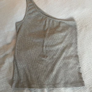Grå oneshoulder topp från Junkyard - Snygg grå oneshoulder topp från Junkyard i ribbat material. 