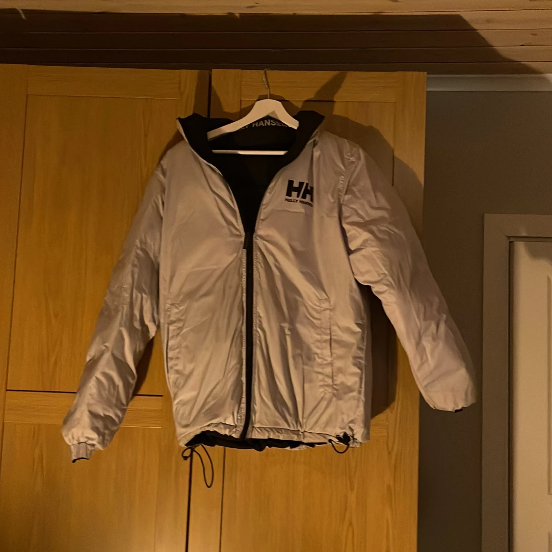 Beige och svart pufferjacka från Helly Hansen - 90