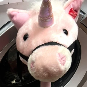Käpphäst  - Käpphäst som kan låta!, Mycket bra skick & Rekommenderas till dig med barn som vill ha en riktig häst och då kan ha en käpphäst och låssas att det är en riktig häst!