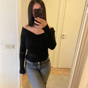 Svart offshoulder tröja -  As snygg off shoulder som jag bara inte använt efter köp, dene praktiskt då den är fast i baksidan så att den inte viker sig upp. Precis som strlk S även om de M