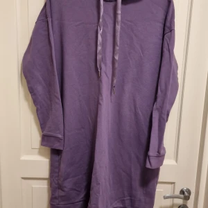 Lila hoodie från Bonprix - Säljer en mysig lila hoodie från Bonprix. Den har långa ärmar och en klassisk huva med dragsko. Perfekt för en avslappnad stil.