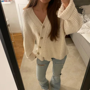 &Other Stories kofta - Mysig beige stickad kofta från other stories  med knappar framtill. Är i nyskick och helt slutsåld överallt!!❤️❤️