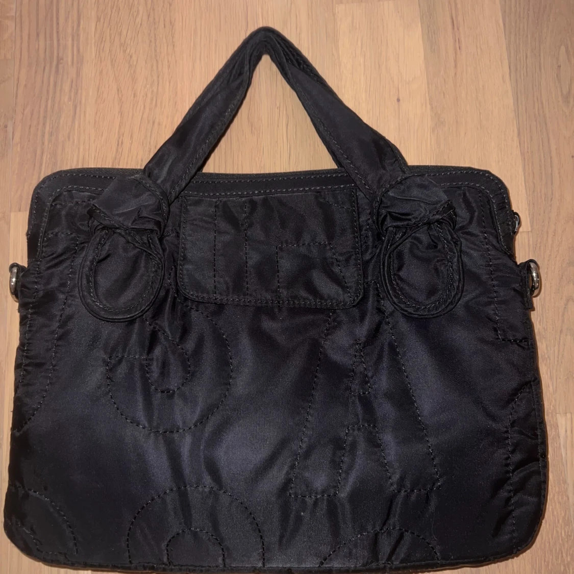 Svart datorväska med quiltad design - 91