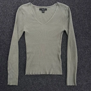 Grön ribbad tröja från Amisu - Säljer en stilren grön ribbad tröja från Amisu. Tröjan har en v-ringad design och långa ärmar, perfekt för en avslappnad look. Passar bra till jeans eller kjol. Hör av dig vid intresse! 💚