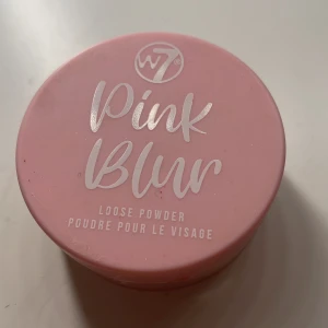 W7 Pink Blur Loose Powder - W7 Pink Blur är ett löspuder i en mjuk rosa nyans. Produkten kommer i en rund burk med skruvlock och är vegansk samt PETA-godkänd. Perfekt för att ge ansiktet en jämn och matt finish den är inte rosa på huden normal pris 47kr