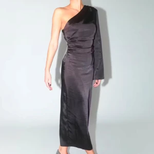 Svart oneshoulder klänning - Endast använd en gång. (Bilden är lånad från Gina Tricots hemsida).