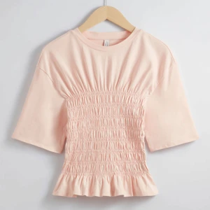 Super fin rosa smockrad t-shirt från other storys  - Säljer denna superfina t-shirt i rosa från other storys. Tröjan är i nästan helt nytt skick och använd ett fåtal gånger. Den är helt slutsåld och går inte att få tag i. Pris kan diskuteras 