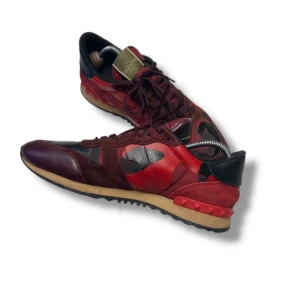 Valentino rockrunner  - Valentino rockrunner, storlek 42, skick 8,5/10, pris 2499kr. Hör av er vid frågor eller funderingar.
