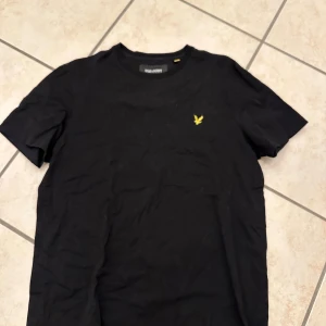 Svart t-shirt från Lyle & Scott - Svart t-shirt från Lyle & Scott