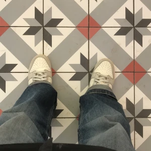 Dunks - Snygga vita sneakers med klassisk snörning. Perfekta för en avslappnad stil och passar till många olika outfits.