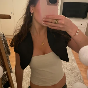 Svart bolero - Så snygg svart bolero i mycket bra skick💕💕