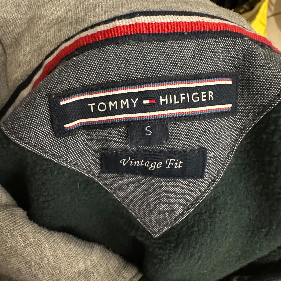 Grön hoodie från Tommy Hilfiger - 90