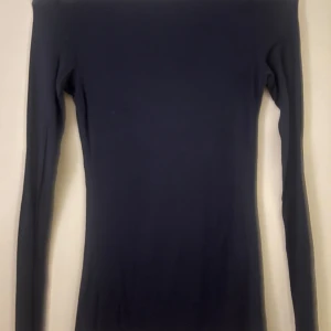 Intimissimi tröja - Säljer nu min sjukt snygga Intimissimi tröja då den inte längre kommer till användning, skicket är bra och inga defekter, kan tänka mig att gå ner i pris vid snabbt köp❤️❤️