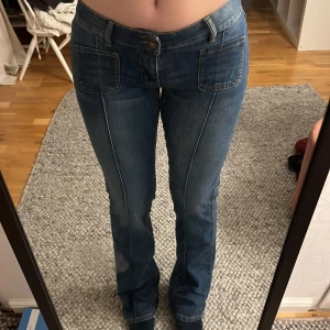 Blå jeans från Madlady - Oanvända lågmidjade jeans från Madlady. Stl 38 EXTRA tall, passar bra för mig som är 175 cm.😊