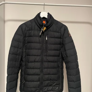 Parajumpers Super Light Weight - Svart Parajumpers Super Light Weight dunjacka i stl S. Mycket bra skick 9/10 