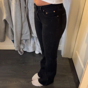 Svarta low waist bootcut jeans - Snygga svarta low waist bootcut jeans från Gina i storlek 34. I skick 8/10.💕 Köpta för 500kr💕