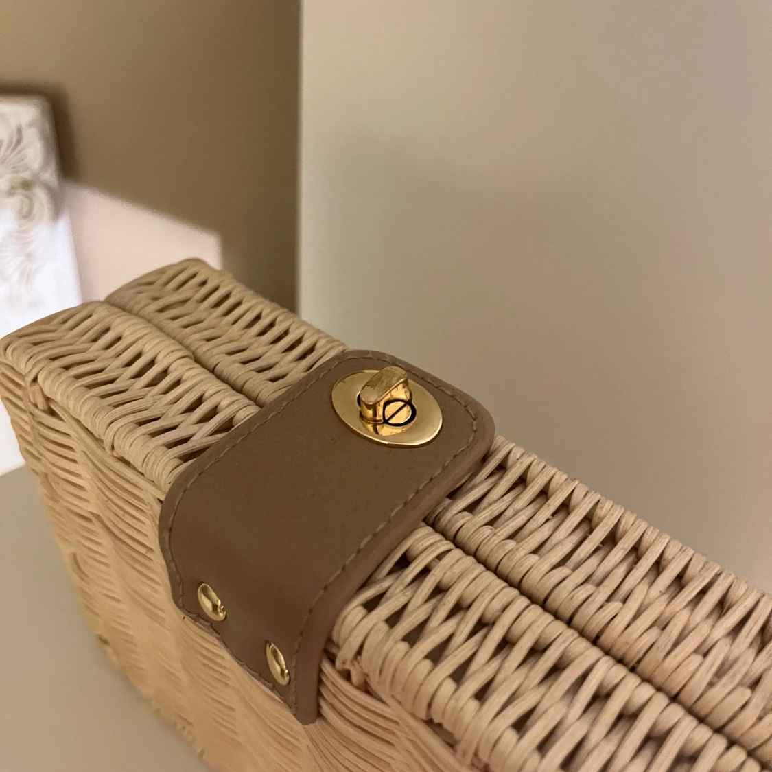 Beige strandväska med kedjedetaljer - 92