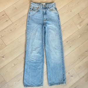 Ljusblå jeans med hög midja - Säljer ett par ljusblåa jeans med hög midja. Storlek 34 från Ginatricot. Fint skick.