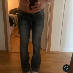super snygga lågmidjade jeans - inte mina bilder!! jätte snygga men stora för mig tyvärr därför säljer jag vidare, pris går att diskuteras.