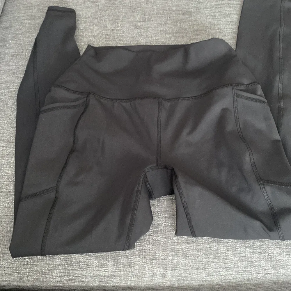 Säljer ett par svarta leggings från RBX i storlek S. De är tillverkade av 75% polyester och 25% spandex, vilket gör dem superstretchiga och bekväma. Perfekta för träning eller en avslappnad dag. De har en hög midja och en tight passform som ger bra stöd.. Jeans & Byxor.