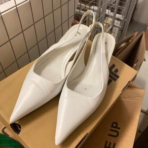 Trendiga slingbacks med spetsig tå från zara, storlek 39. Låga klackar 