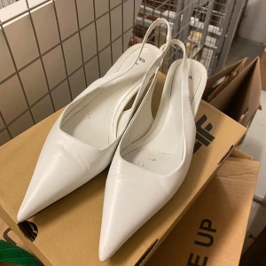 Slingbacks zara, låga klackar - Trendiga slingbacks med spetsig tå från zara, storlek 39. Låga klackar 