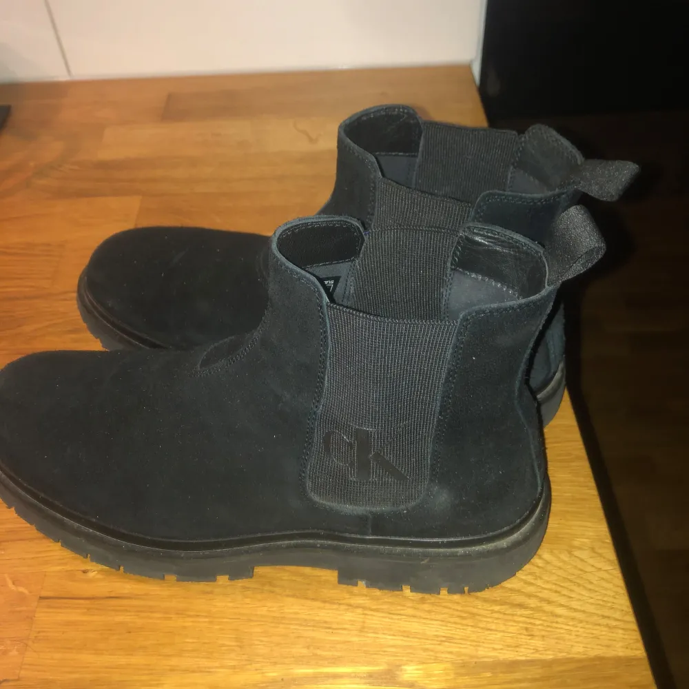 Snygga svarta Chelsea boots från Calvin Klein. Perfekta för både vardag och fest.. Skor.