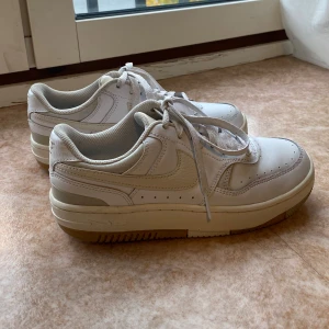 Nike Gamma force  - Nike skor i storlek 36.5. Köpta för 1 200 på Zalando 💓 Använda fåtal gånger, men har fått lite små fläckar, kan skickar bilder på detta privat! 