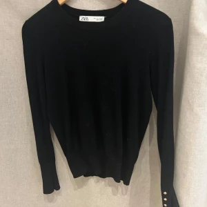 Tröja från zara❤️ - Fin tröja från zara med guldknappar på ärmarna! Skriv för fler bilder❤️