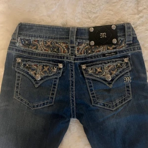 Miss me jeans - Miss me jeans, modell straight, strl 25, midjemått: 36, innerbenslängd: 78 ish passar bra på mig som e 166cm, dm för mer bilder pris kan diskuteras 💕